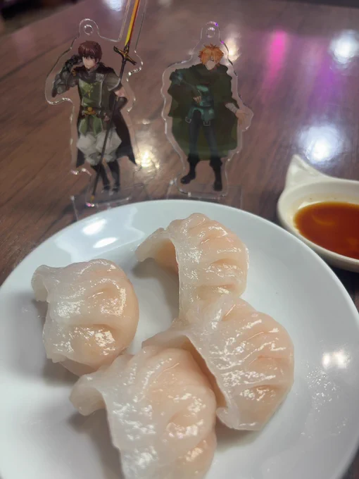 推しに見守られながら2度目ましての叉焼飯 今回は海老餃子も頼んでみた。めっちゃ美味しい〜 ご飯食べてたらお店の人がテレビで流してる映画をトワウォに変えてくれたんだけど!? 今日この後観に行くけどこれは嬉しい