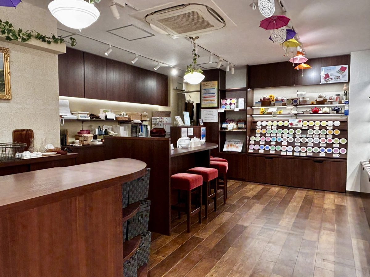 gclef_tea's tweet photo. ジークレフ吉祥寺店
リニューアルした店内の様子です。

今日はほどよい雨で、ゆっくりとテイスティングしていただくにはよい日和かと。 https://t.co/eNhSddn5pM