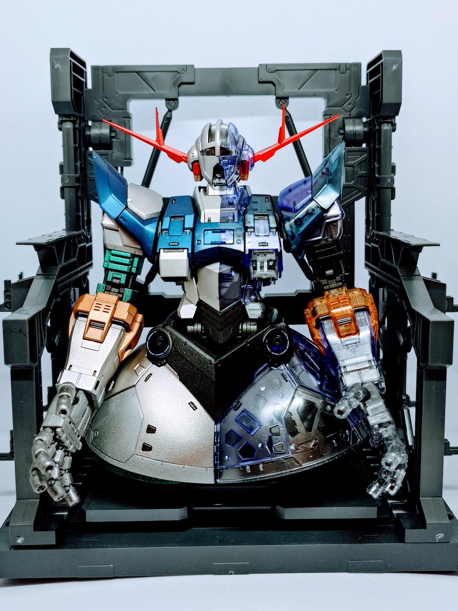 #プラモデルライフ 
#ガンプラ好きと繋がりたい
ジオングのモノアイに電飾を仕込んでみました目が光るだけで結構印象が変わりますね
でも目光ってなくてもRGジオングはカッコイイ！