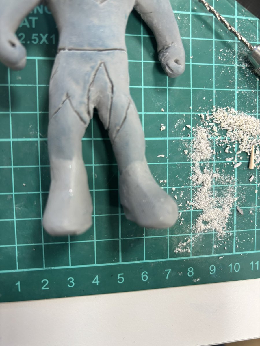 昨日、１日目を終え、帰宅してからずっと考えていた、自立できるようにしたい、その事を先生に相談したところ、直ぐに製作の仕方を教えてくださり、見事にガレージキットが自立できるようになりました。お昼休憩をいただきます
とても楽しい3日間のガレージキット教室 #3日間のガレージキット教室