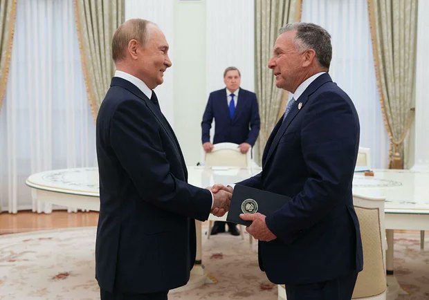 #putin gave #Trump's envoy #Witkoff an award to pass along to a senior #CIA official whose son was killed in #Ukraine while fighting alongside #russians. 

This award has been given to high-level spies, including the #UK's Kim #Philby, an agent for #USSR.

cbsnews.com/news/putin-awa…
