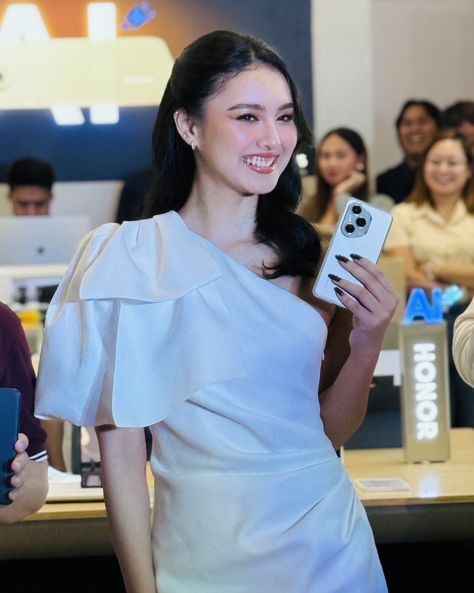 <a href="/thrs_vllmr/">Therese Villamor</a> joins the opening of the <a href="/HONORPHL/">HONOR Philippines</a> Experience Store in Davao, treating fans to a special performance at SM Lanang. 

#HONORExperienceStoreDavao #ThereseVillamor