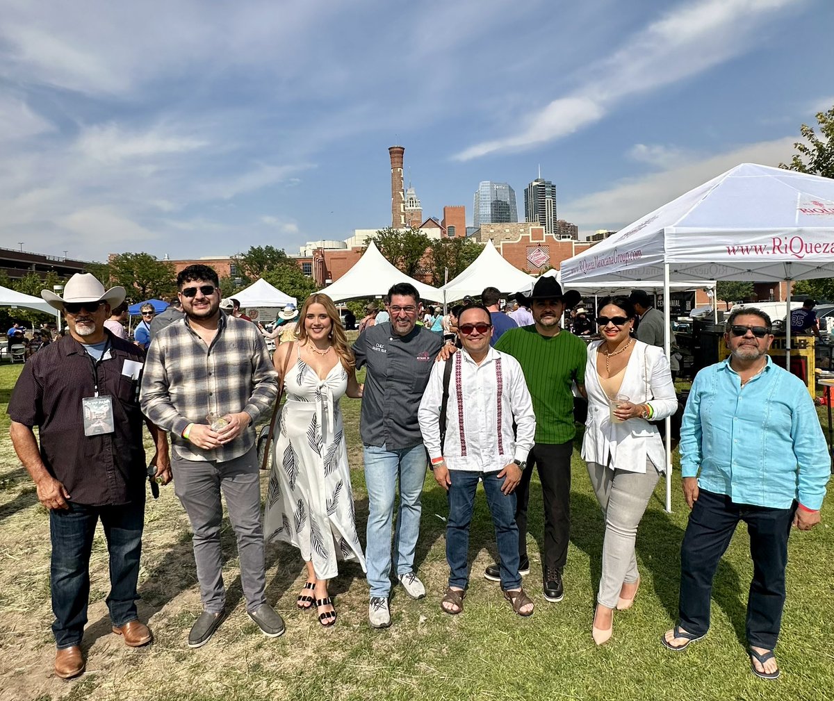 pavel_mc's tweet photo. 🇲🇽🩴Hoy porté con orgullo en #Denver🇺🇸 los #Huaraches de Villa Hidalgo #Yalalag #Oaxaca. Que me acompañaron cuando caminé los pueblos y ahora en las #JornadasSabatinas y eventos del @ConsulMexDen, en protesta contra @adidas @adidasMX por la apropiación cultural de nuestros pueblos.

Nada justifica el plagio a los #PueblosOriginarios mucho menos la rapiña mercantilista de una tradición y costumbres propias del #MéxicoProfundo. #NoalPlagio 

@INPImx @DEELAYUUK @HugoAguilarOrti @binizaa2002 @Claudiashein @JASRA1 @JesusRCuevas @Voz102 @huarachesoaxaca @Lavozdeyalalag @catrina_nortena