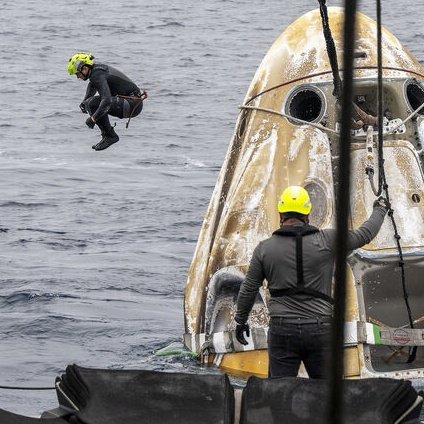 SERobinsonJr's tweet image. It's really hard to think of something more badass than doing a cannonball off the side of a SpaceX Dragon into the Pacific Ocean.