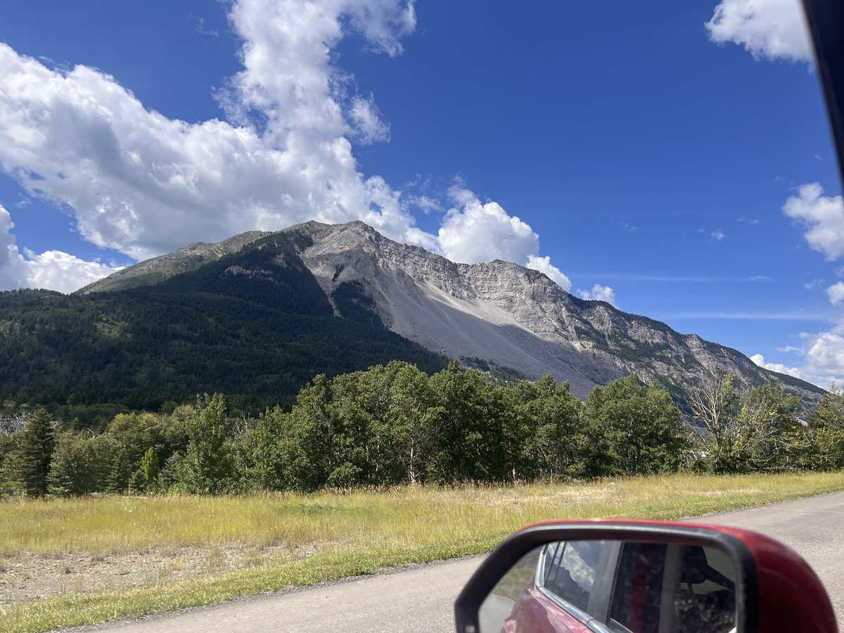 Tonkaty_91's tweet photo. What a beautiful place to be! #Alberta #mountains https://t.co/kaqmeHnH3u