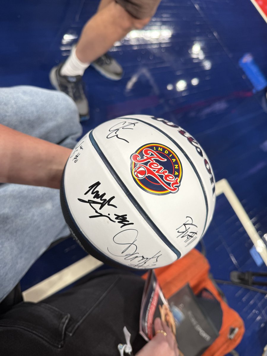 zigjs7's tweet image. Best day everrrrr thank you @CaitlinClark22 @IndianaFever