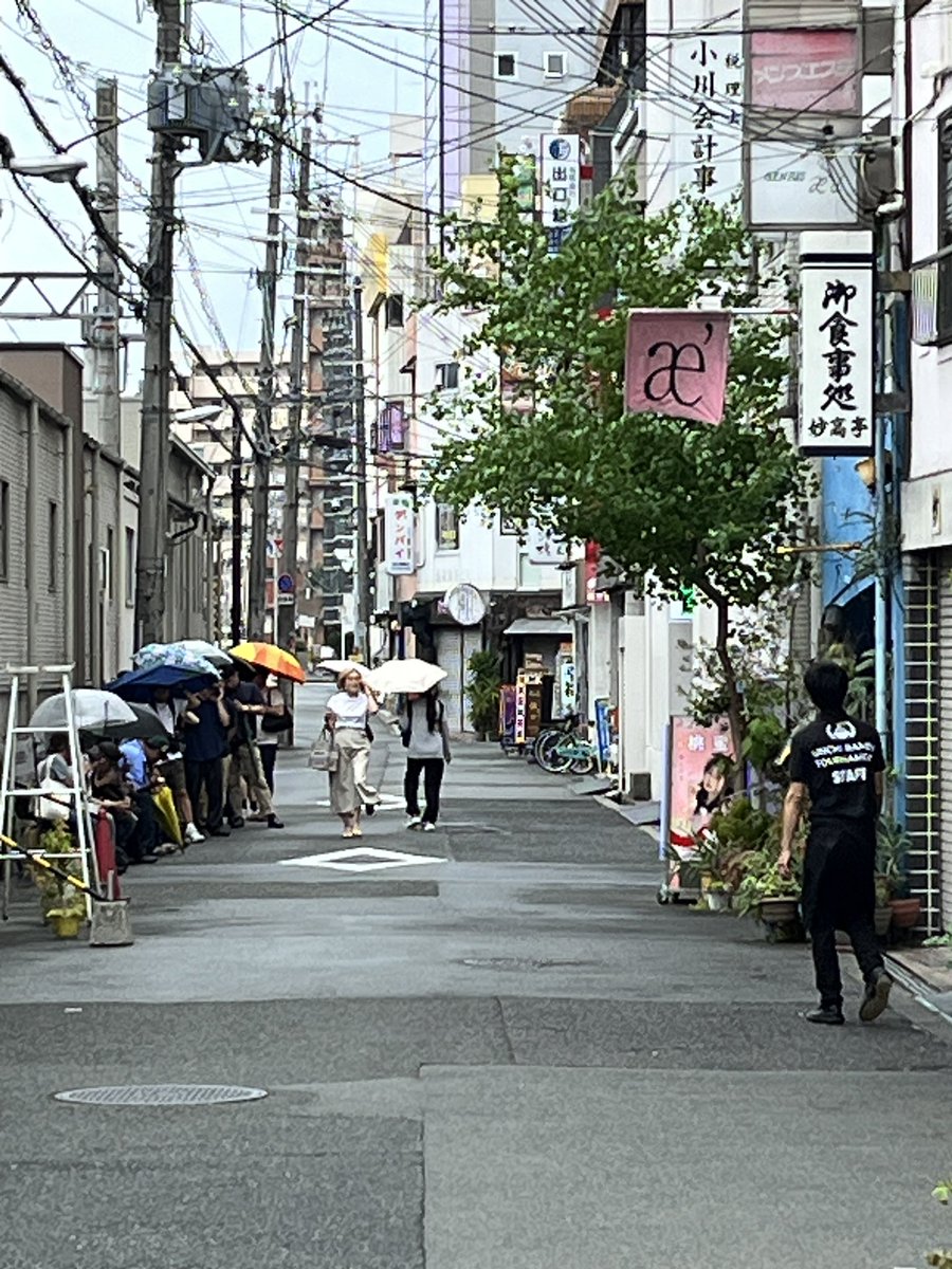 etemon1965's tweet photo. 昨日18時東京発で休憩3回飯抜きで1:11のゾロ目で大阪に帰ってきました🏍️
いつもの普通のうどんを食べて梅田に向かいます🚃
うどん屋の周りだけでも雨やのに並んでるラーメン屋が４軒も😱
並んでるの大阪人ではないな…
#Z900RS #うどん　#阪急 https://t.co/njjC7UEs1j