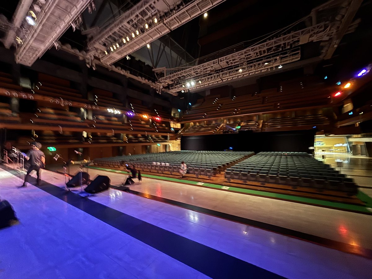 リハの絵です！
ビッグバンド×2が乗る巨大会場…！