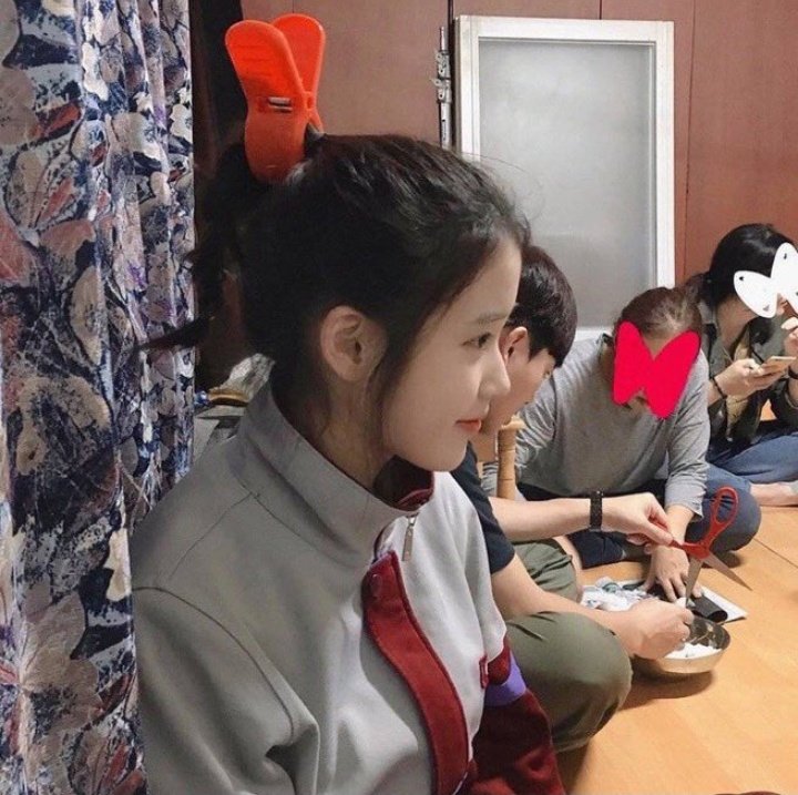moohe_iu's tweet photo. anime                                    real life https://t.co/aOsyD8x8TT
