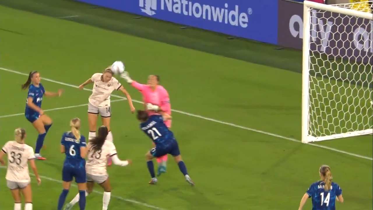 Alanna Kennedy's first goal of the season ties things up in stoppage time! 😱