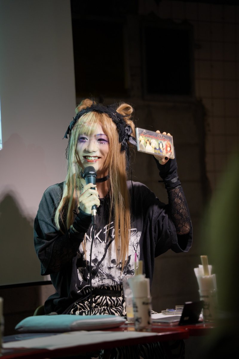 con_1217's tweet photo. 佇まいからバッグを探る姿までキャワゆいキカトさん。中から出てくるのは出会った頃から手放すことなくいつも隣にあった音楽達。手書きのカセットテープ、ボロボロになった歌詞カード。隅から隅まで聴き尽くした曲達はギターカラオケとなってキカトさんのハミングで会場に響き渡るのでした。 https://t.co/VGyyd5B4NU