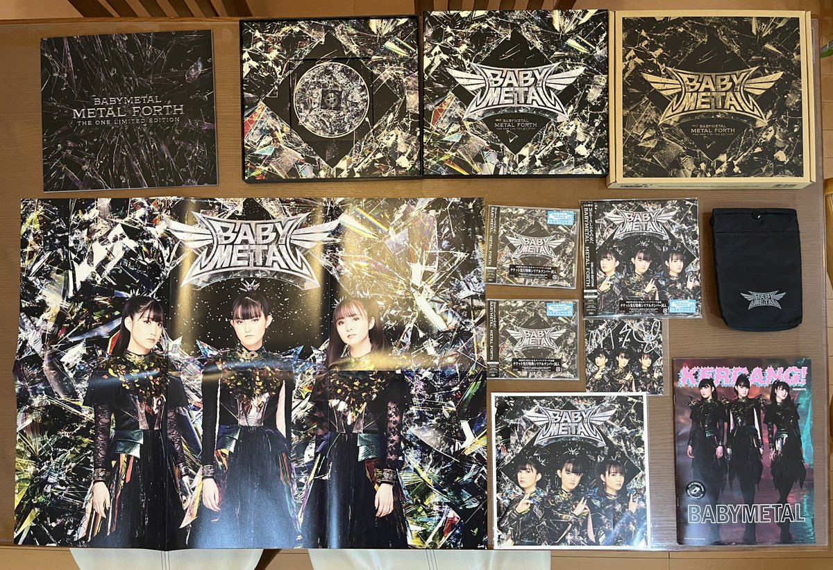 旅行から帰ってきて沢山届いてた
やっと開封💿机いっぱい～😅
もはやMETAL FORTH 祭りDEATH!!🤘🦊🤘
#BABYMETAL 
#METALFORTH 
#METALFORTH祭り