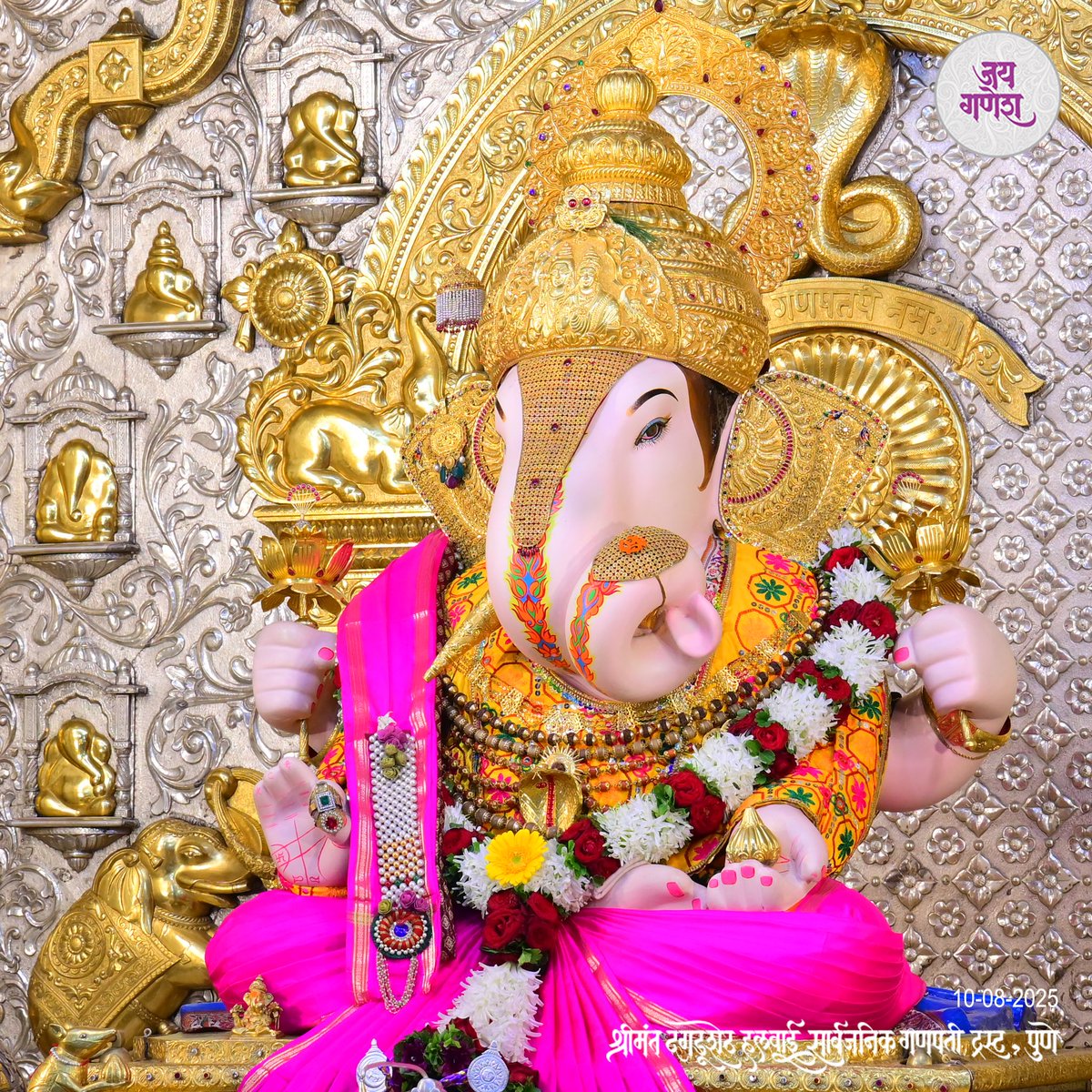 वक्रतुण्ड महाका सूर्यकोटि समप्रभ । 
निर्विघ्न कुरु मे देव सर्वकार्येषु सर्वदा ॥   

#dagdusheth #shrimant #shrimantdagdusheth #dagdushethganpati #shrimantmoraya #dagdushethhalwaiganpati #bappa #bappamoraya