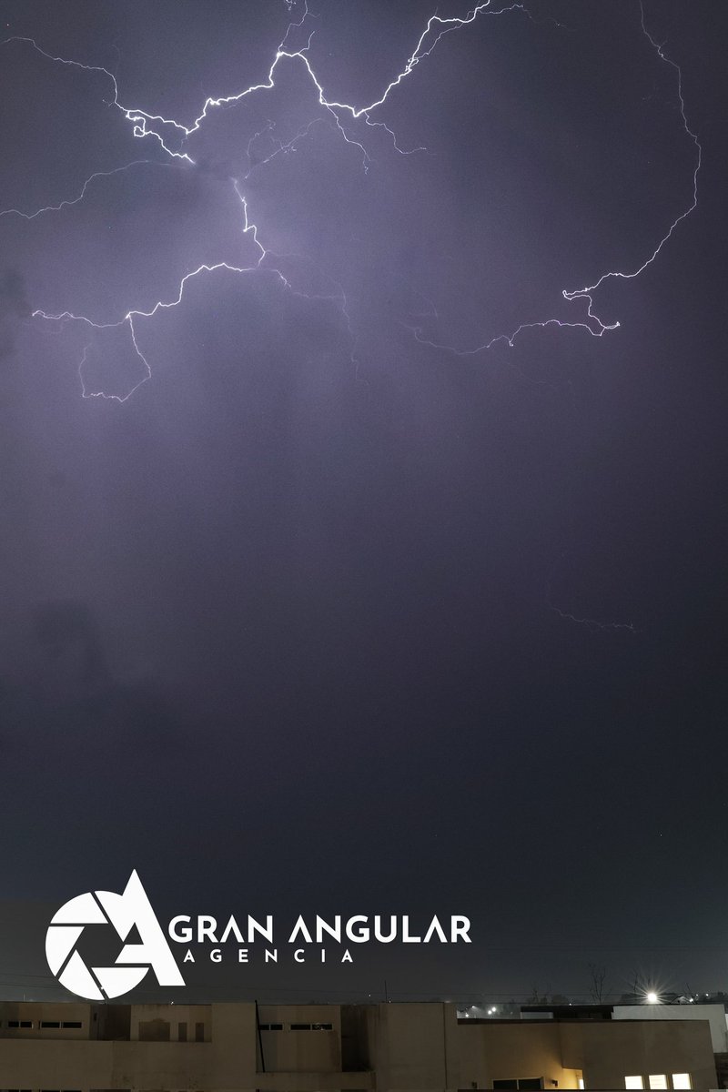 📷⚡⛈️ #EnFotos •• Así fue la #TormentaElectrica en la capital poblana 

Via <a href="/Jafetmoz/">Jafet Moz</a>