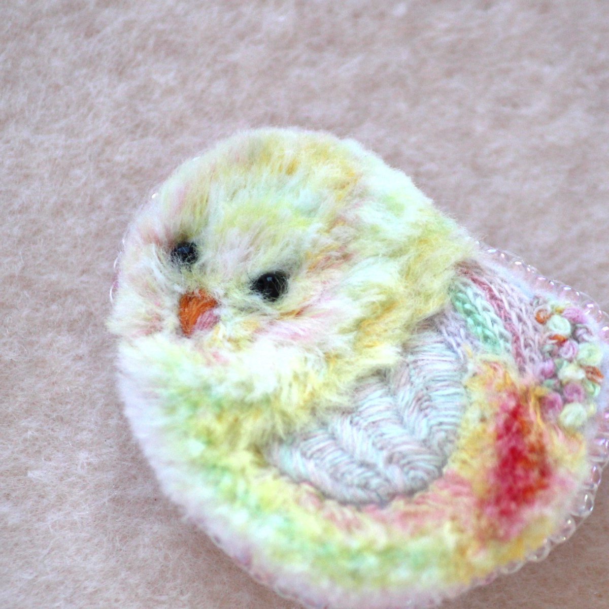ululuann's tweet photo. ご覧いただきありがとうございます。動物のブローチを創作しています。 それぞれに色味、表情、雰囲気が違い、バラエティ豊かな一点物となっております。
よろしくお願いいたします。°˖✧
#ブローチ #オリジナル #ハンドメイド #ししゅう #ひよこ #ピヨちゃん https://t.co/5Atzc0bjKn