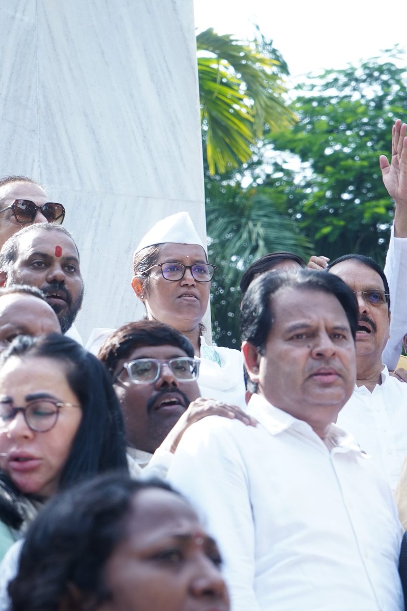 क्रांती दिन 🇮🇳✨
९ ऑगस्ट २०२५ | मुंबई
ऑगस्ट क्रांती मैदानात क्रांतीवीरांना वंदन 🙏
गोकुळदास तेजपाल हॉलमध्ये ध्वजारोहण 🎌
हर्षवर्धन सकपाळ व वर्षा ताई गायकवाड यांच्या प्रमुख उपस्थितीत, मोठ्या संख्येने कार्यकर्ते व नागरिक सहभागी ✊🔥