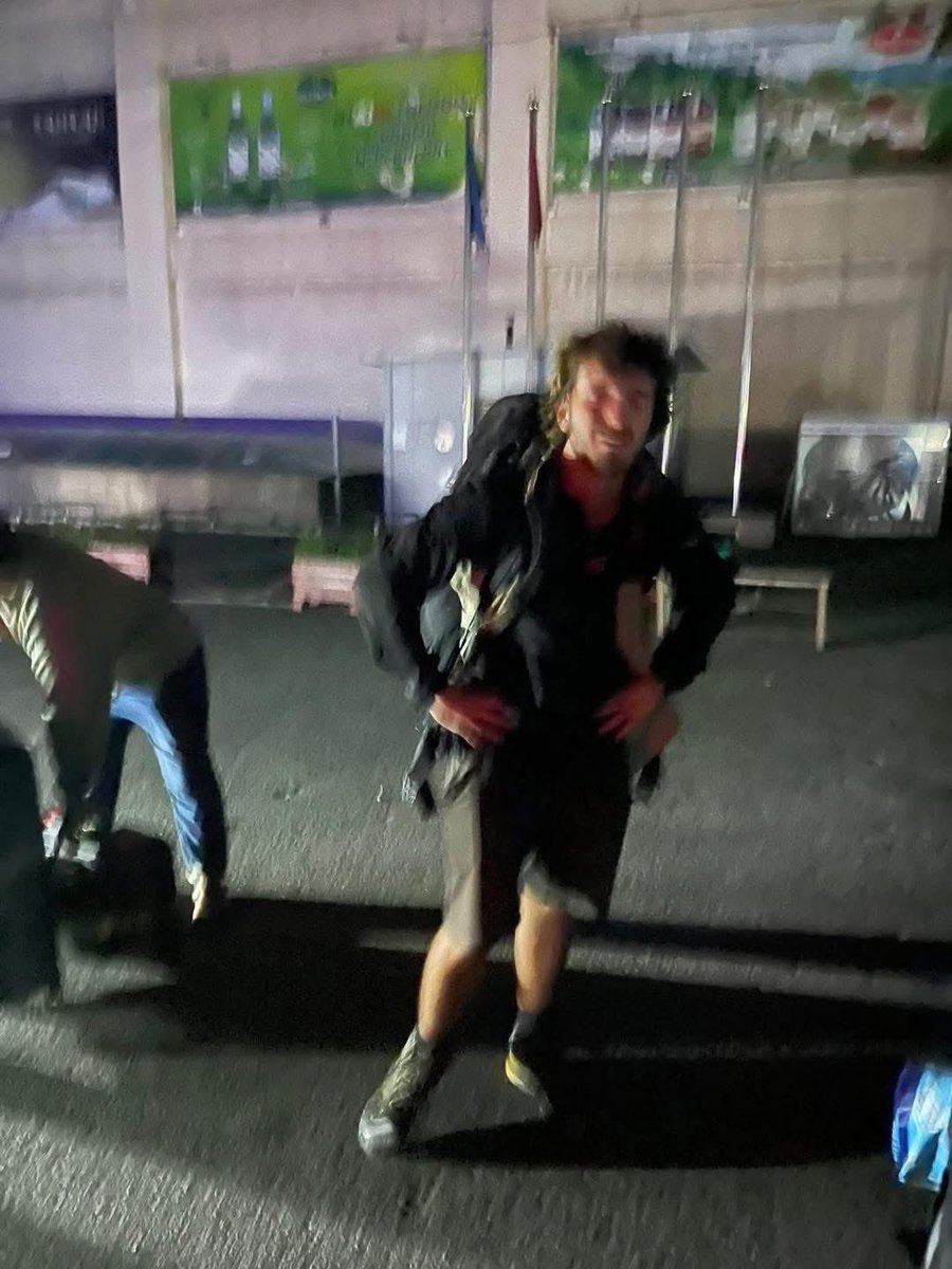 Монголд аялахаар ирсэн Франц иргэний цүнхийг хулгайлжээ ‼️

Цүнх дотор нь камер, нөүтбүүк, цэнэглэгч, повербанк, нүдний шил, малгай гээд маш хэрэгтэй зүйлүүд нь байсан байна

ИРГЭН: Хятадаас Монгол явах болоод Эрээнээс УБ явдаг автобусанд суулаа. Зүүн өмнөд азиар аялж яваа Нео