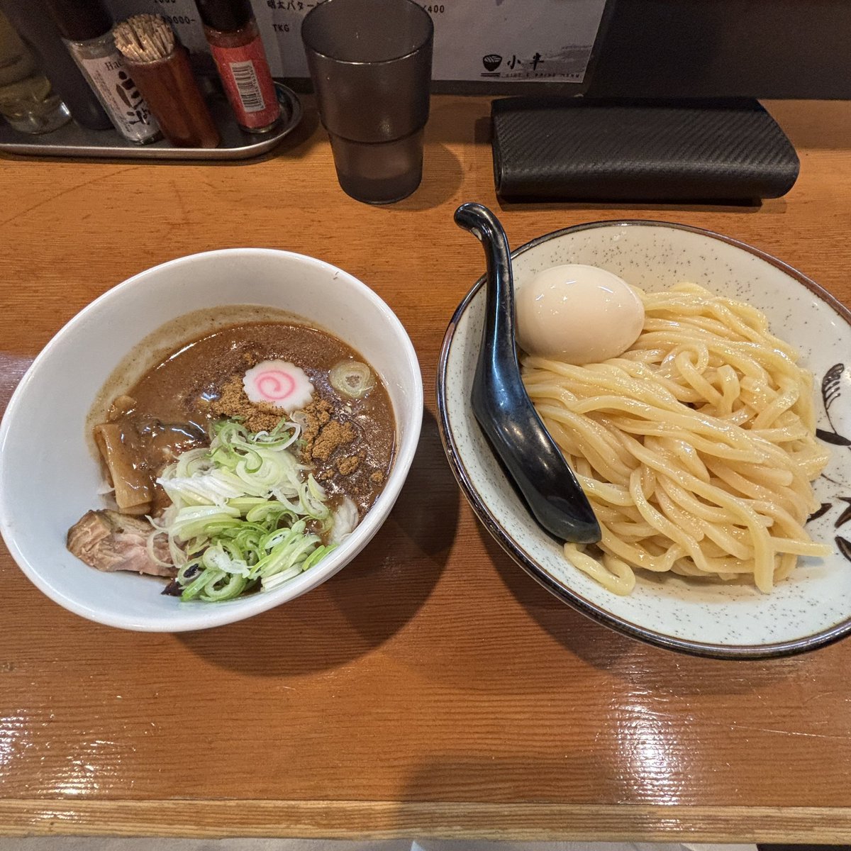 本日のラーメンは埼玉県蕨市の小半『濃厚つけ麺+味玉』

つけ麺大好きでたくさん食べ歩いてるけど、ここまでドロドロの濃厚なつけ汁は中々ない

蕨に仕入れに来た時には必ず食べたくなる満足度の高い一杯