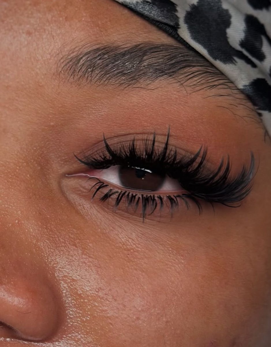 I want my lashes done so bad 😭