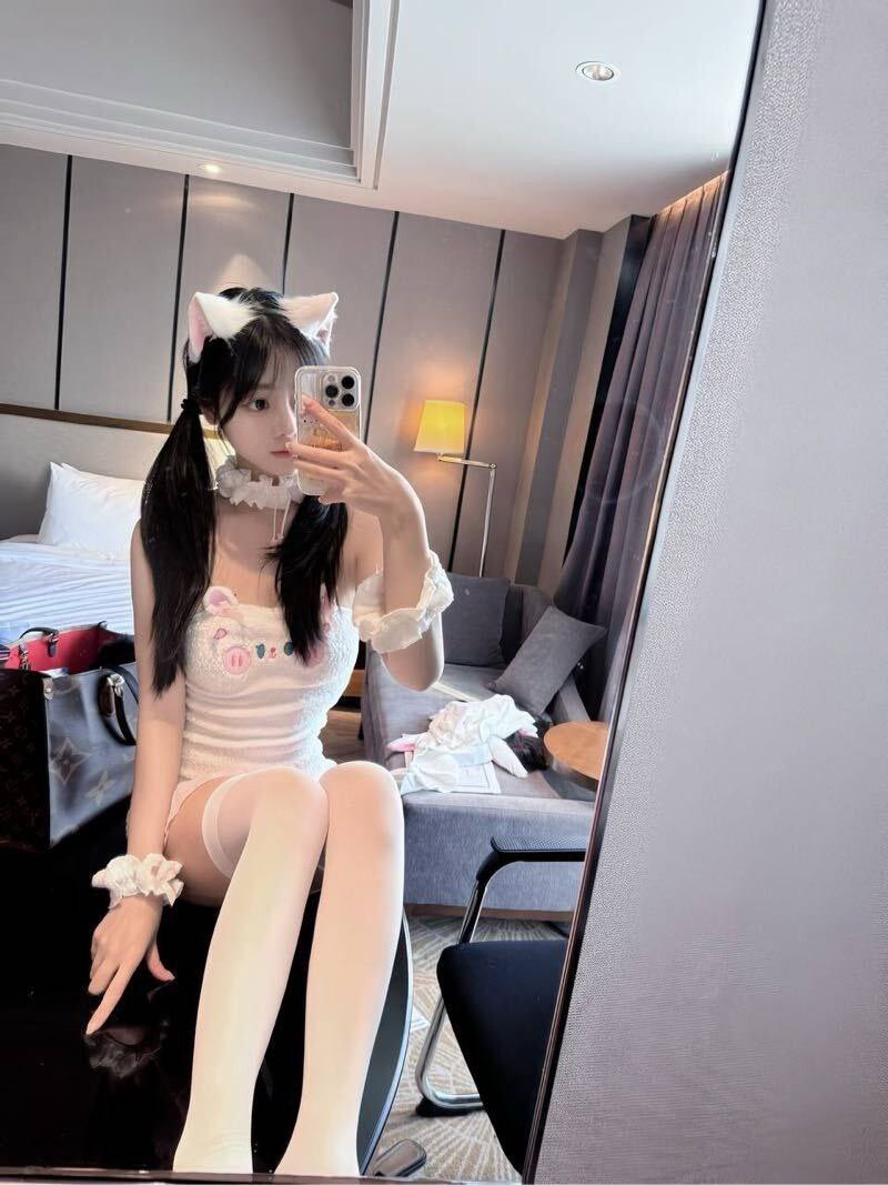 福利姬灵灵全球cos外围经济（全国独家资源）分享的黄推图片2 - 网红私拍内容