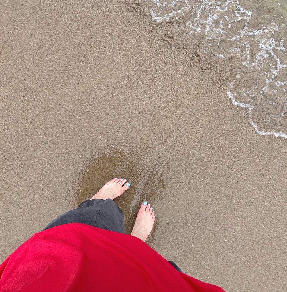 맨발로 모래위를 걷는 기분이란~