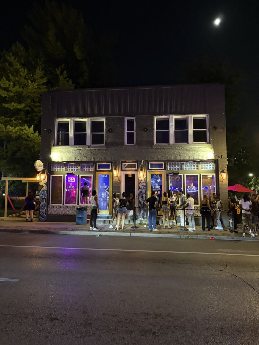 KyleHall823041's tweet image. Moth to a flame #blackpeople