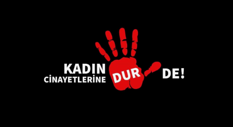 Bu ülke,
Kadınlarını mezar taşına gömüp
Sebebini sevda diye yazanların ülkesi oldu.
Ve anneler,
Yas tutmayı bırakıp savaşmayı öğrendi;
Çünkü bu topraklarda,
Kızını koruyamayan devletin gölgesinde
Adalet,
Annenin çığlığıyla başlar.

Not: Öldürülen kadınların annelerinin anısına...
