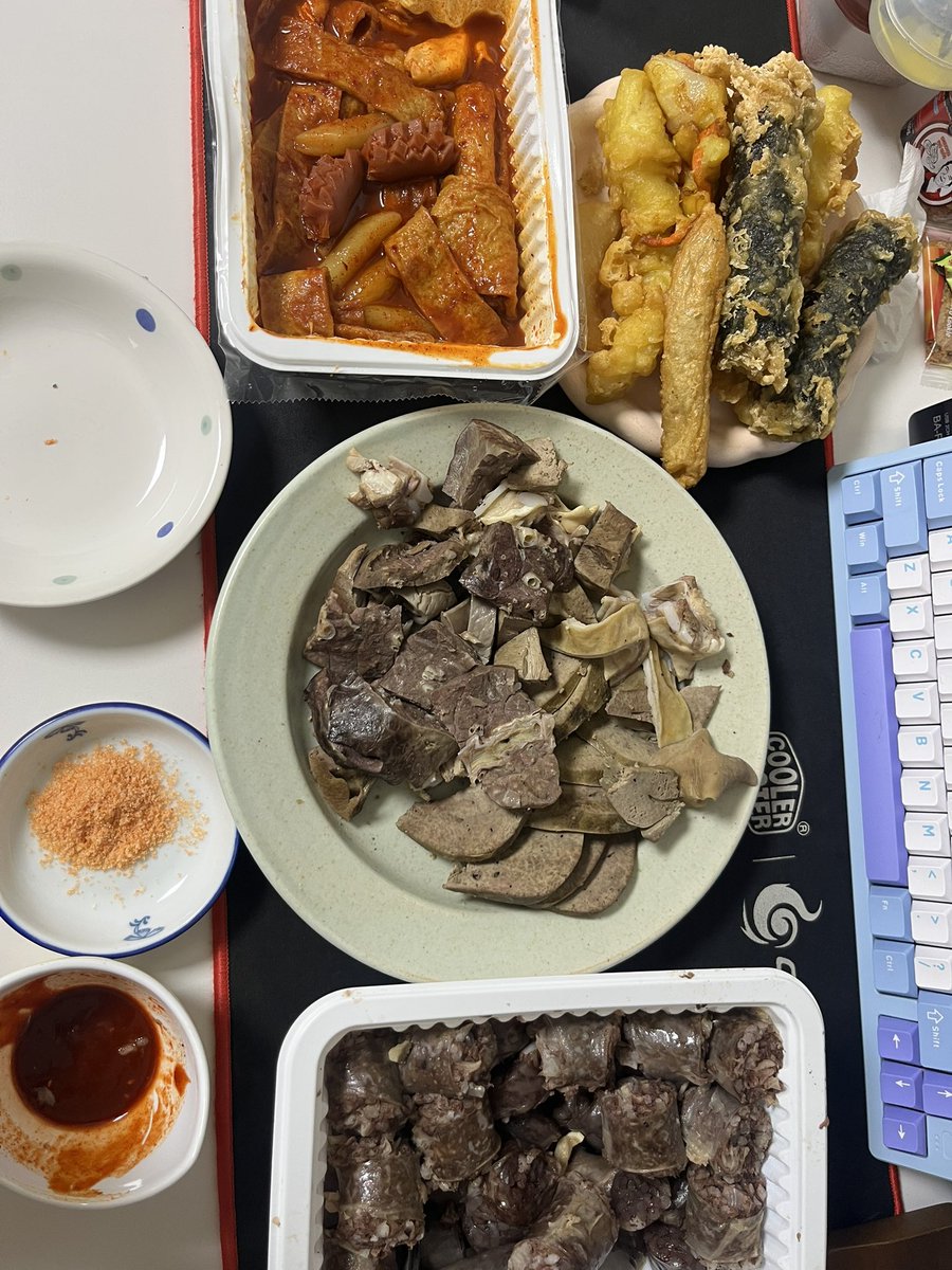 의도: 오늘은 운동 했으니 대충 순대트럭에서 순대 사서 때우자~
결과물 : 맛있디