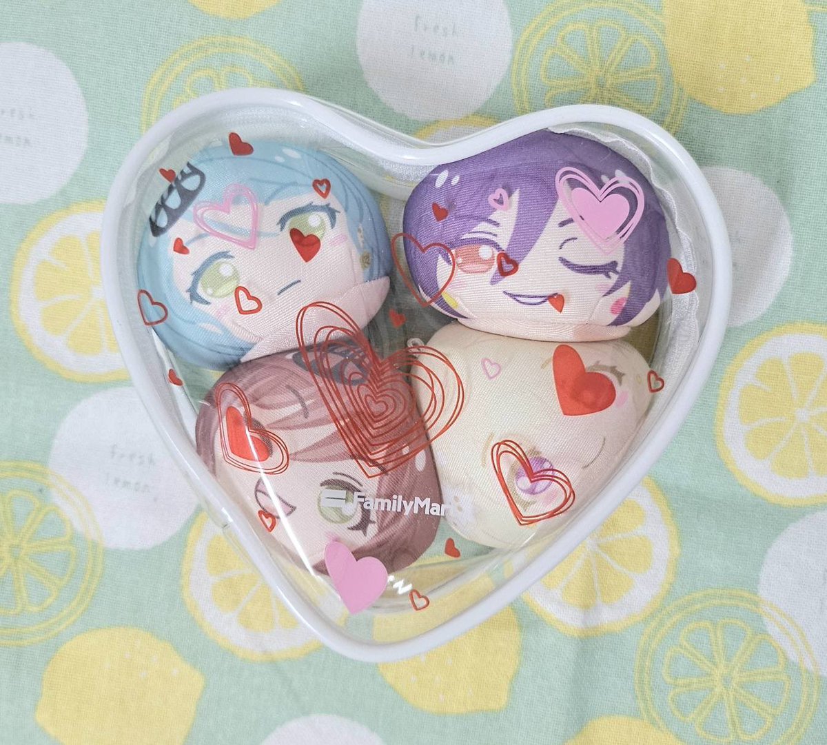 大哥說可以裝四顆💙❤️💜💛

攝/悠炎（@ darkyufire )