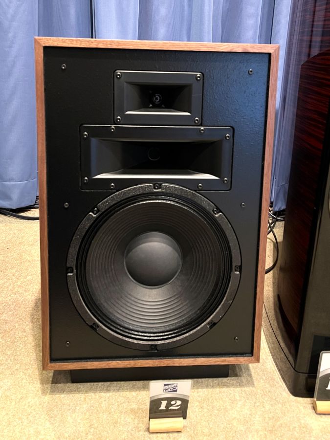 Yokkaichimusen's tweet photo. #Klipsch #HERESYIV を試聴室に展示しました。
コンパクトな #エンクロージャー に #30cm #ウーハー 搭載で量感良く鳴ってくれます!ぜひ店頭でご視聴ください。
試聴予約は:059-345-0931
#クリプシュ #ヘレシー4 #スピーカー #オーディオ #ブックシェルフ https://t.co/y659IKpbTf