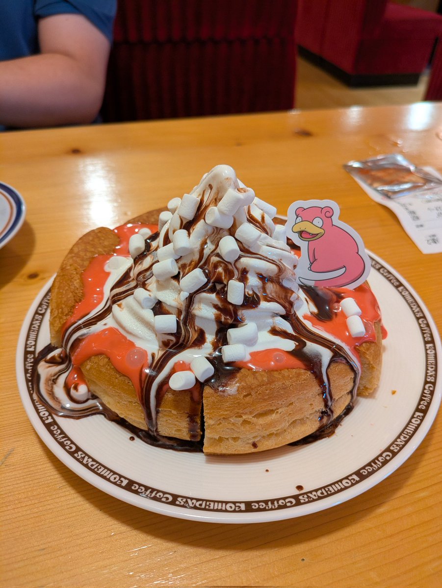 seren1001's tweet photo. コメダ珈琲なう
チャームはモクローとデデンネが当たった！
個人的にはコダックが欲しかった(*ﾟωﾟ):;*.':;

 #コメダ珈琲
 #ポケモンとたっぷりくつろご 
 #ヤドンのいちごチョコシロノワール https://t.co/X5kWyQIxNp