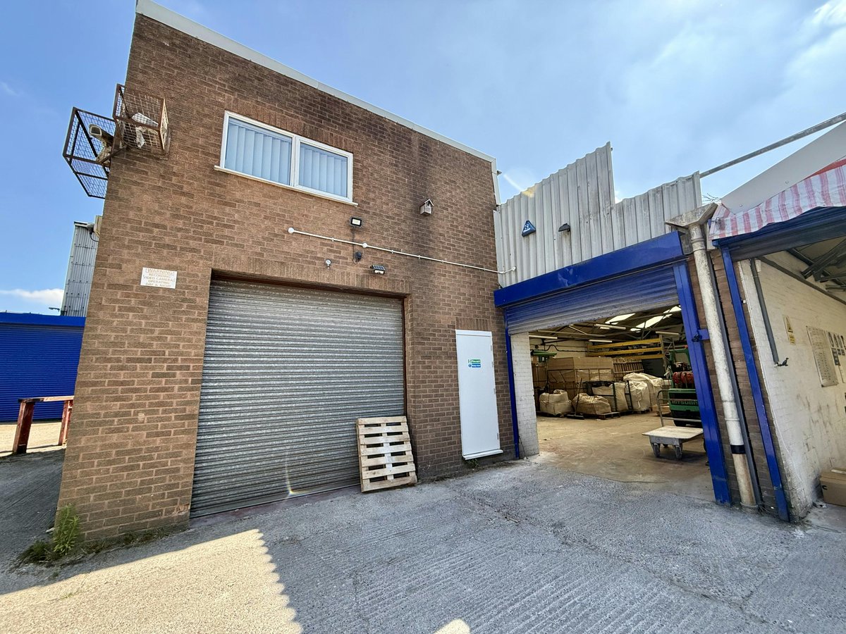 Now Available: Unit M Hawthorn Industrial Estate. Up to 1,985 sq ft. #Smethwick #ToLet #Industrial #Warehouse #SiddallJones m.search-prop.com/unit-m-hawthor…