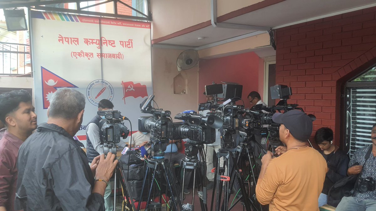 लेन्स समाजवादी तर्फ ।