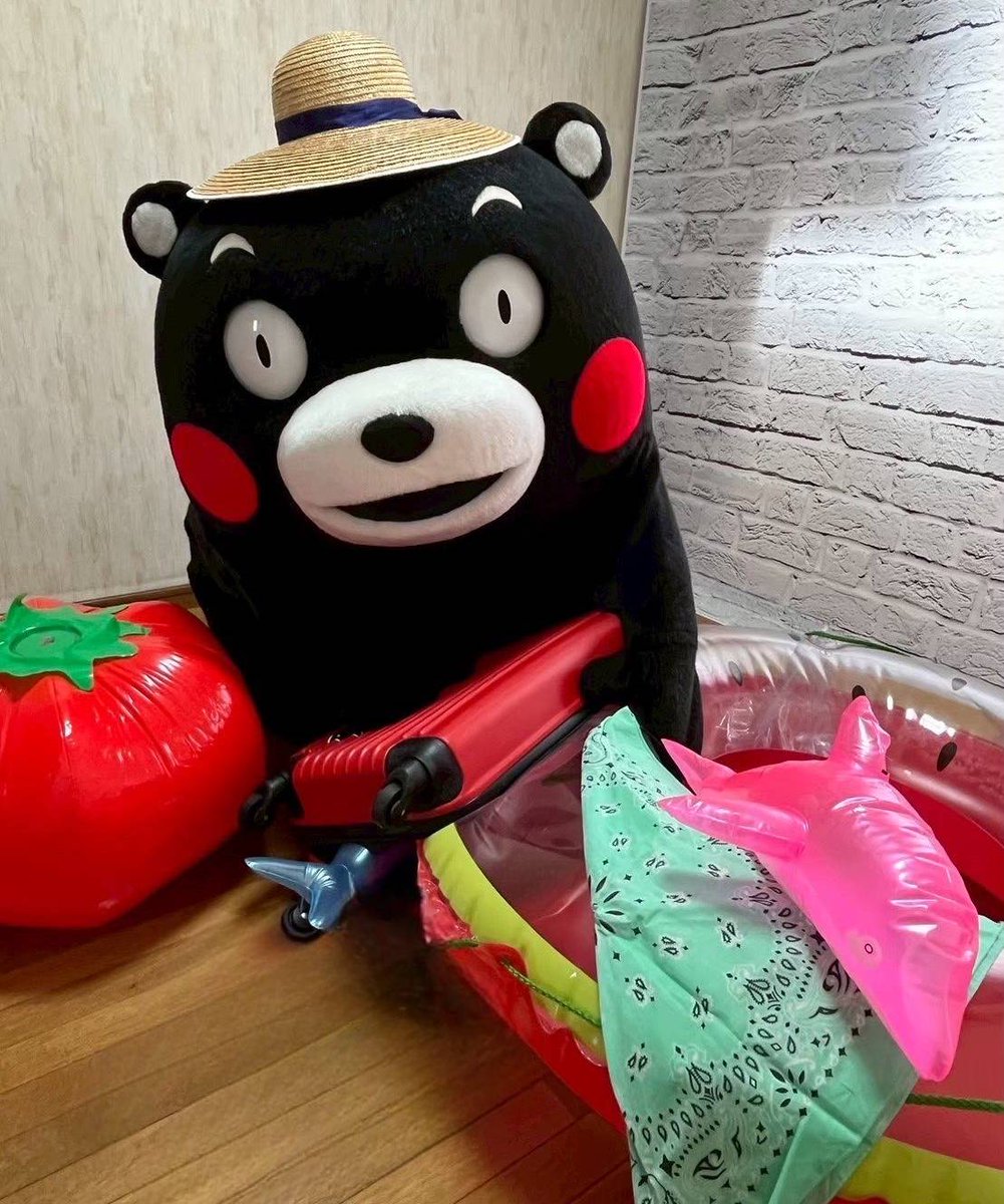KumamonStaff's tweet image. くまモン、夏休みはどこに行きたい?
ときいてみたところ・・・
早速準備を始めるくまモン!
まだお休みがとれるとは言ってないよ・・・
みなさん、くまモンの行きたい場所はわかりましたか?