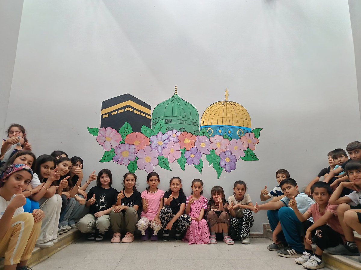 Şehit Öğretmen Şevki Akgün İmam Hatip Ortaokulu’ndan selamlar 🌸  
TÜGVA Yaz Okulu öğrencilerimizle gönüllerimize dokunan bu güzel tabloyu birlikte oluşturduk. Mescid-i Aksa, Kâbe ve Ravza’nın sevgisini yüreklerinde taşıyan çocuklarımızla her an umut doluyuz.