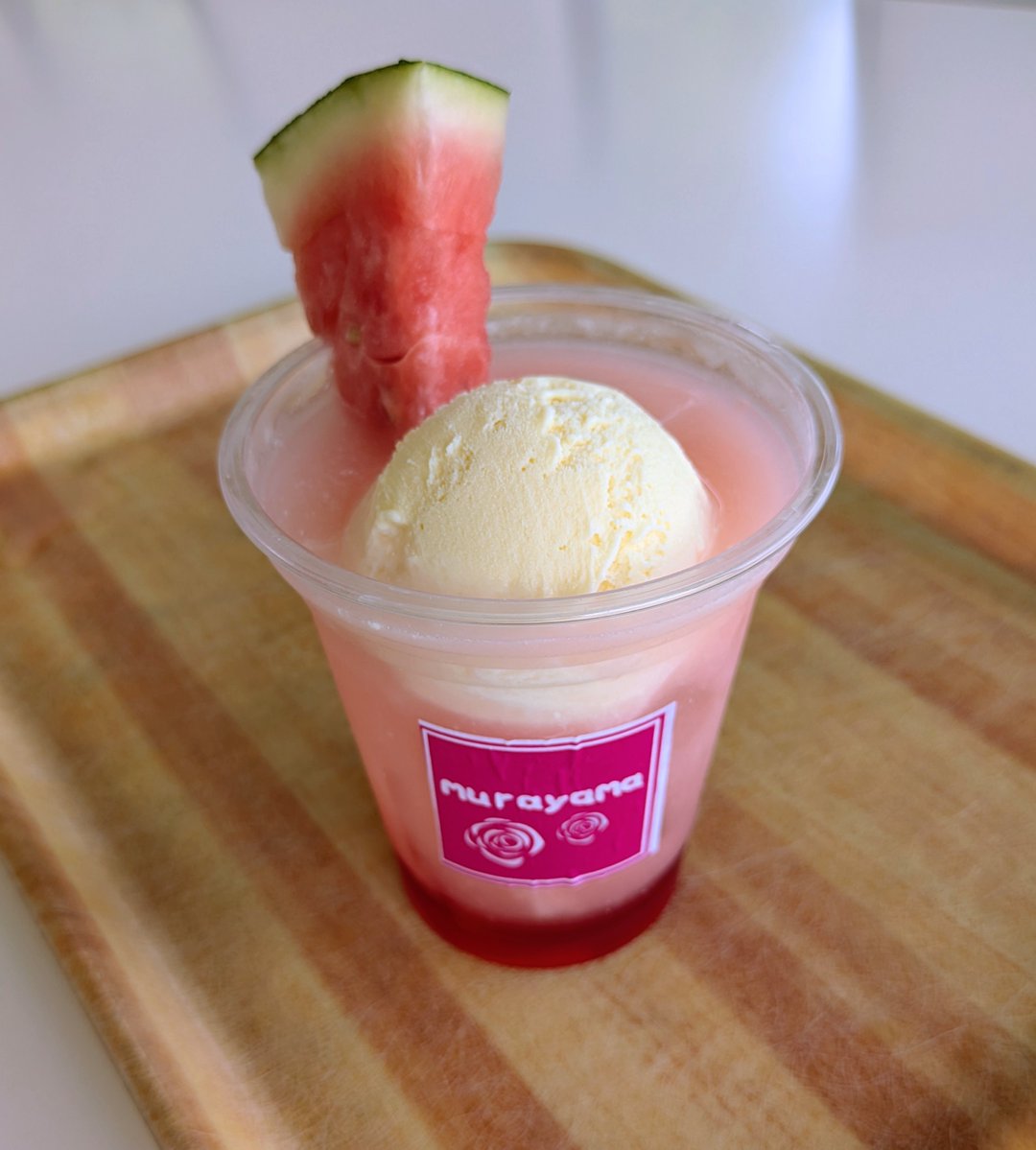 現在の天候は晴れで、気温は35℃位ありますね～ 🥴
8月2日（土）の「まるごとすいかDAY」開催の時に新発売の『スイカ🍉のクリームソーダ』は、柔らかいピンク色が特徴で、今年もとても美味しい😋村山市産スイカがついたおすすめ一品です😃