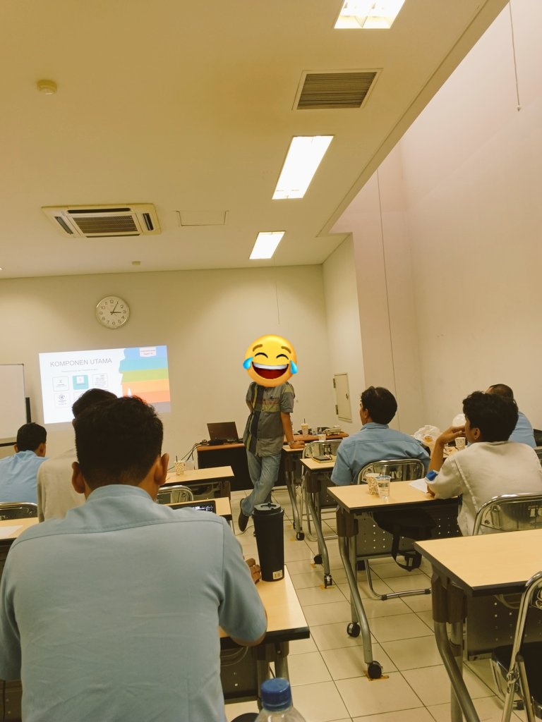 JanissaryD_Last's tweet image. - "Pak..bapak kan pegawe negara nii tp koq ngritik kebijakan pemerintahan mulu deh sepertinya.."
+ "Saya pegawe tetap negara, mereka hanya pegawe kontrak PKWT 5 tahunan..dan kebijakan ngaco selama 5 tahun mereka berkuasa akan membebani hampir selama saya hidup..ngapain saya kudu…