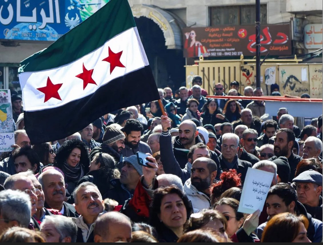 بدأوا صباح اليوم الثلاثاء بتنفيذ المرحلة الأولى من خطة الحكومة لاعادة السوريين الى بلادهم عبر مركز المصنع الحدودي، شرق لبنان؟ بالتنسيق بين المديرية العامة للأمن العام اللبناني والدولة السورية.
وتم تحديد نقطة التجمع في بلدة بر الياس شرق لبنان، استعدادًا لانطلاق القوافل نحو #سوريا.