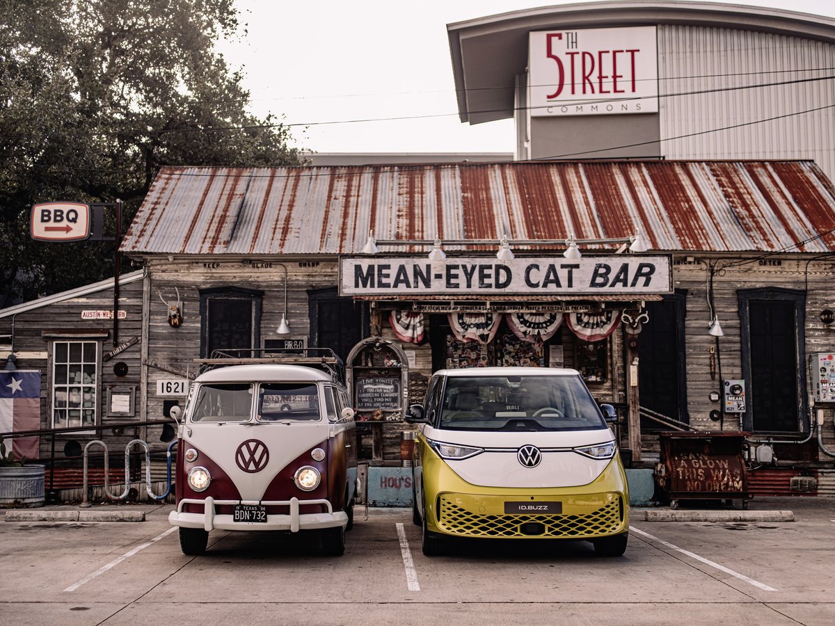 VW_JPN's tweet image. 【VW広報】

#Type2 の愛称で親しまれた初代ワーゲンバス。
1950年代に誕生し、世界中のカルチャーとともに走り続けました。

#IDBuzz に至るまで、そのスピリットは今も色褪せません✨️

ID.Buzzの詳細はこちらから👀
volkswagen.co.jp/ja/models/id-b…

#Volkswagen #フォルクスワーゲン