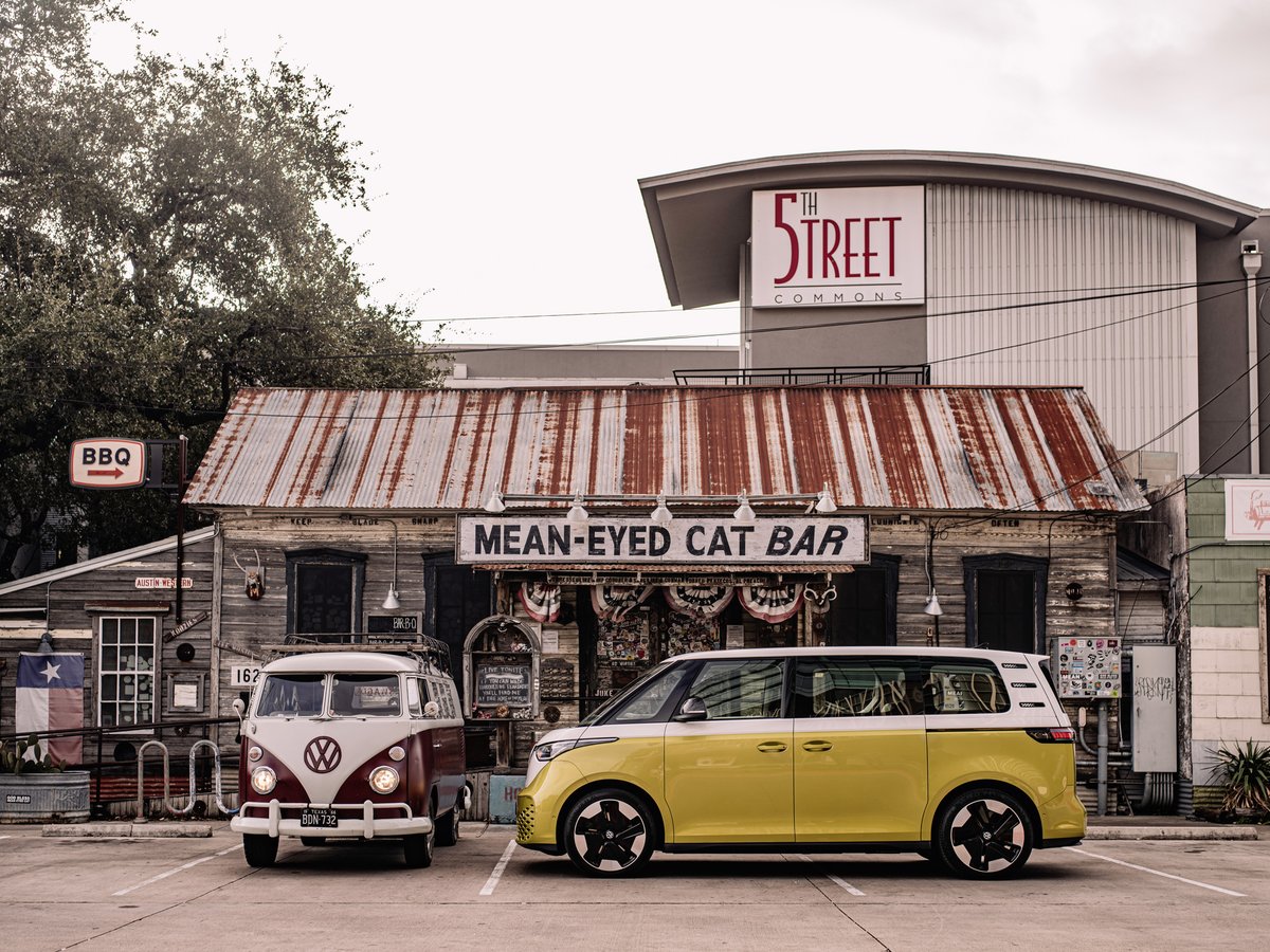 VW_JPN's tweet image. 【VW広報】

#Type2 の愛称で親しまれた初代ワーゲンバス。
1950年代に誕生し、世界中のカルチャーとともに走り続けました。

#IDBuzz に至るまで、そのスピリットは今も色褪せません✨️

ID.Buzzの詳細はこちらから👀
volkswagen.co.jp/ja/models/id-b…

#Volkswagen #フォルクスワーゲン