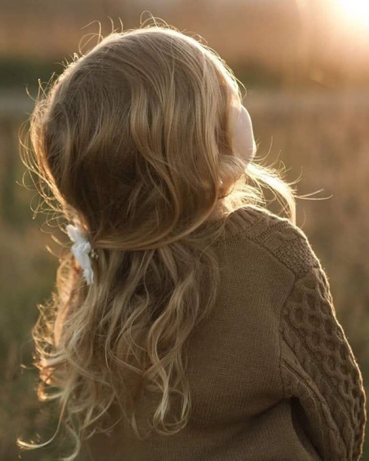 لحَظَاتُ  الإِدرَاك   ... 

أشبَهُ بِمَصَابِيحٍ  شَدِيدةُ الإضَاءَة ... 

 لَكِنَّهَا فِي الرَّأس .