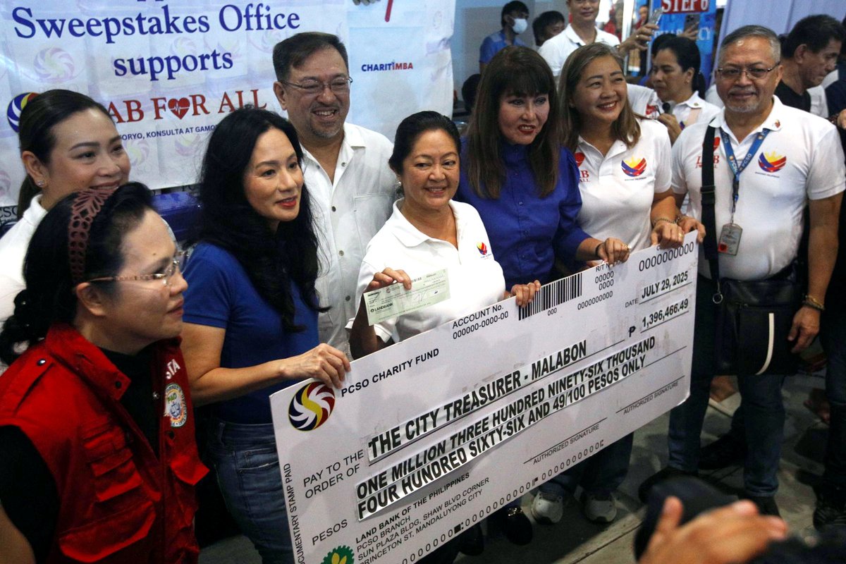 pnagovph's tweet image. 'LAB FOR ALL'. First Lady Liza Araneta-Marcos and Malabon Mayor Jeannie Sandoval lead the Libreng Laboratoryo, Konsulta, at Gamot Para sa Lahat or #LabForAll caravan for residents in the city on Tuesday (July 29, 2025), providing free medical and other government services to