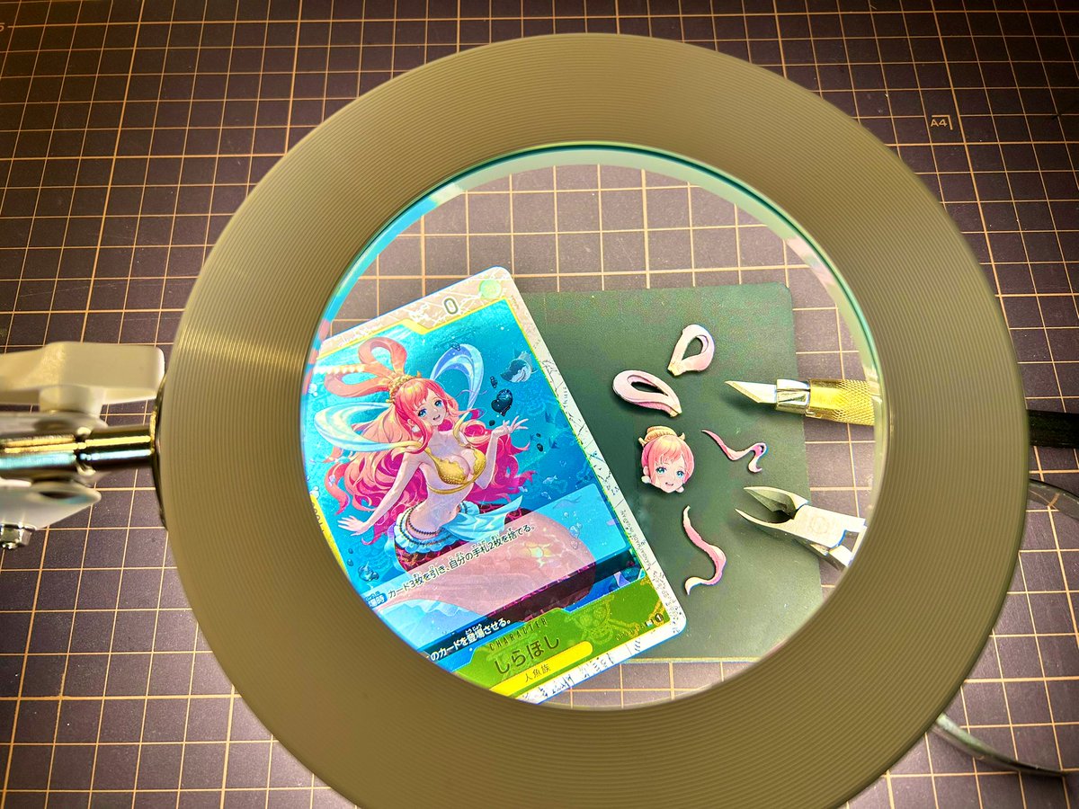 MirumeFish's tweet photo. たまにどうしようもなく細かい作業がしたくなって、線の細いカードに手を出してしまう
案の定面倒になるんだけど、途中で投げ出すという選択肢は残念ながらシャドボにはないのだ

#シャドーボックス #ワンピースカード #しらほし #邪道ボックス https://t.co/NIcZCq474M