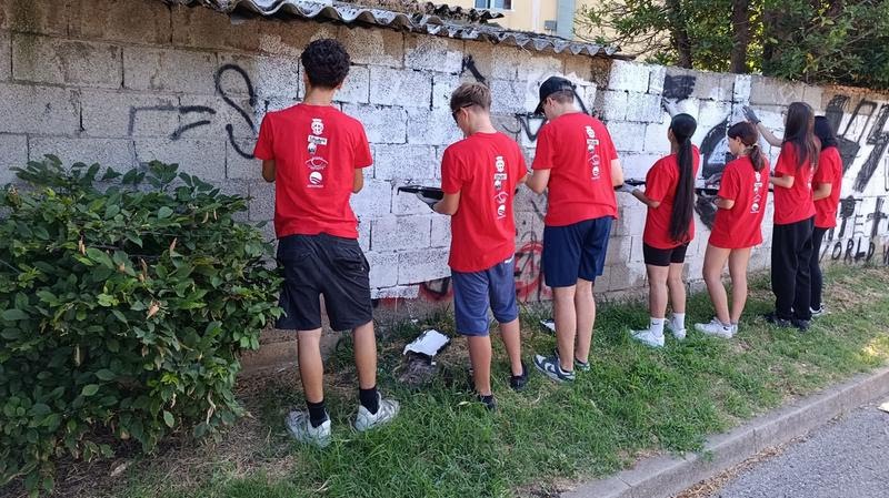 Montecchio Maggiore. Cancellati simboli nazisti comparsi sulla ciclabile vicino al parco dei Marinai. A farlo, un gruppo di ragazzi.
Di loro, sì, possiamo essere davvero fieri.