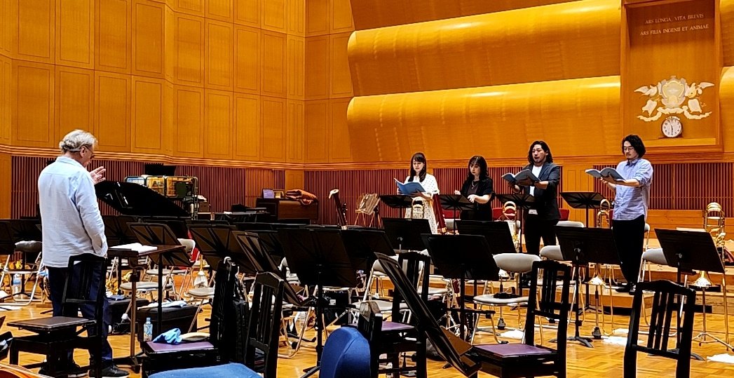 2コマ目と3コマ目の間にオケは75分の休憩だが、マエストロはソリスト4人とピアノでリハーサル。
凄い体力と集中力、とても真似できる物ではない😇