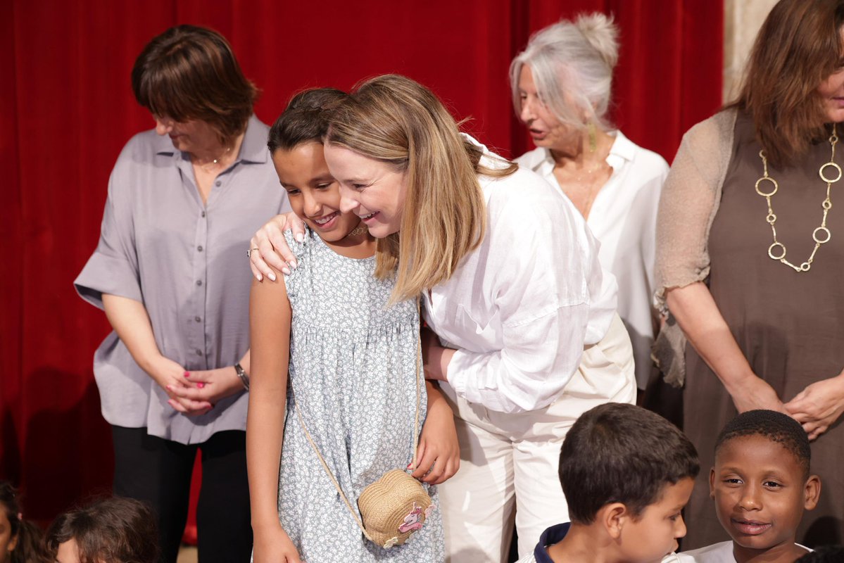 MargaProhens's tweet image. És una alegria poder rebre un any més al @ElConsolat les famílies que, durant tants estius, obren les portes de ca seva per acollir els infants de la campanya Vacances en Pau, d’Amics del Poble Sahrauí.
Benvinguts, nins i nines, i gràcies per voler venir un any més a les Illes…