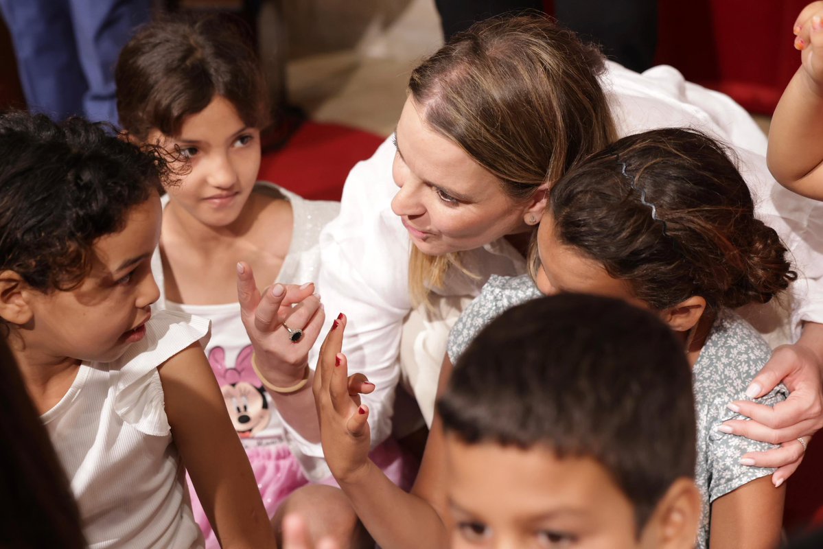 MargaProhens's tweet image. És una alegria poder rebre un any més al @ElConsolat les famílies que, durant tants estius, obren les portes de ca seva per acollir els infants de la campanya Vacances en Pau, d’Amics del Poble Sahrauí.
Benvinguts, nins i nines, i gràcies per voler venir un any més a les Illes…