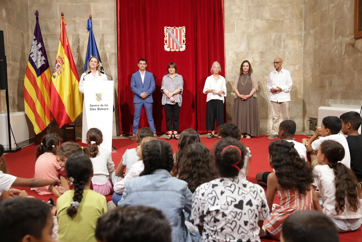 MargaProhens's tweet image. És una alegria poder rebre un any més al @ElConsolat les famílies que, durant tants estius, obren les portes de ca seva per acollir els infants de la campanya Vacances en Pau, d’Amics del Poble Sahrauí.
Benvinguts, nins i nines, i gràcies per voler venir un any més a les Illes…