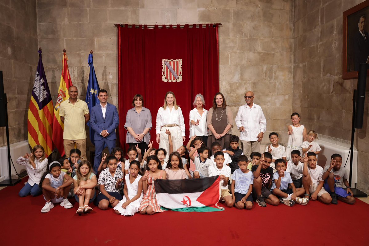 MargaProhens's tweet image. És una alegria poder rebre un any més al @ElConsolat les famílies que, durant tants estius, obren les portes de ca seva per acollir els infants de la campanya Vacances en Pau, d’Amics del Poble Sahrauí.
Benvinguts, nins i nines, i gràcies per voler venir un any més a les Illes…