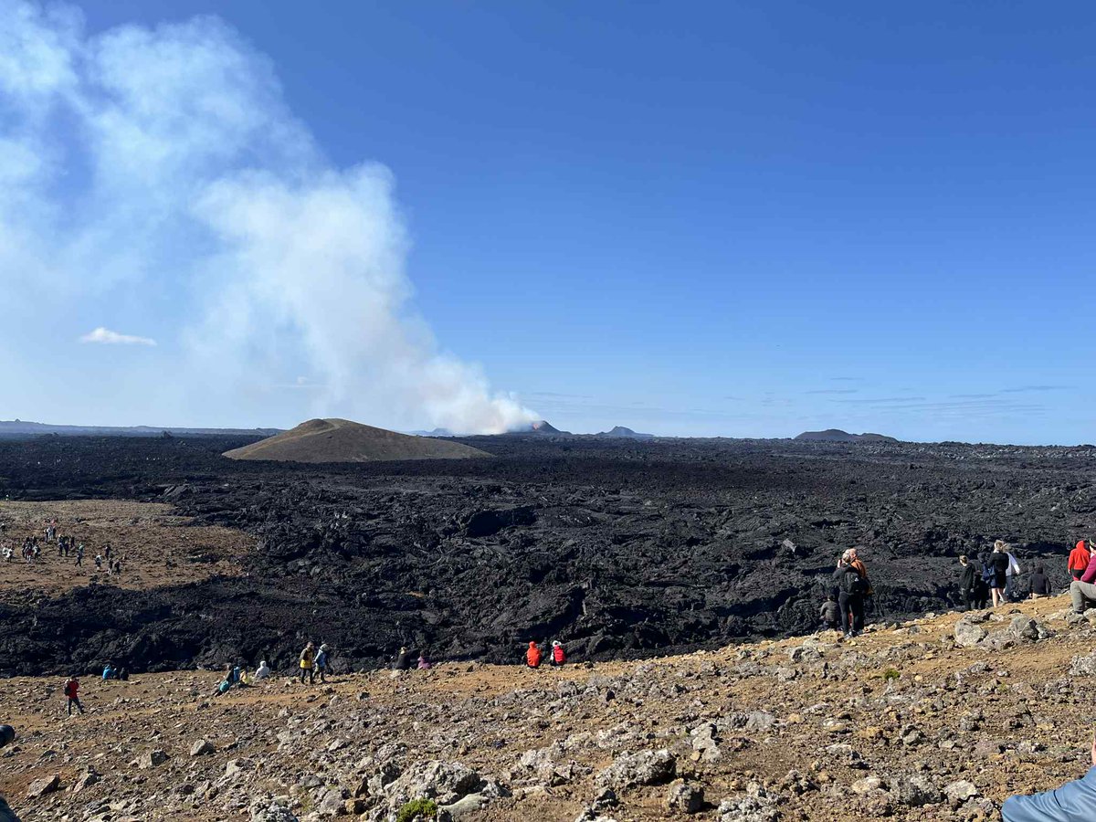 Frá Sundhnúkagígum. Yfirstandandi eldgos þar er hið tólfta á Reykjanesskaga á rúmum fjórum árum. Hvert eldgos hefur komið á óvart með einhverjum hætti. Þótt nýjasta gosið sé ekki stórt, hefur það valdið verulegri loftmengun á Suðvesturlandi, bæði vegna gosmóðu og gosmengunar.